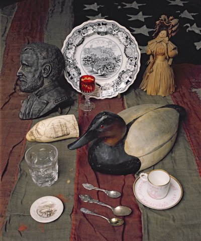 Colección de objetos, incluyendo una taza y platillo conmemorativos de la Declaración de Independencia, 1776 de American School